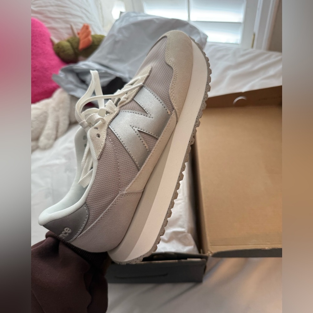 New Balance women's 237 VI classic